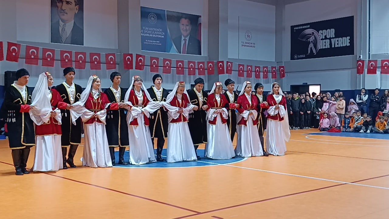 Pazaryeri'nde gençler cumhuriyet coşkusunu ödüllerle kutladı