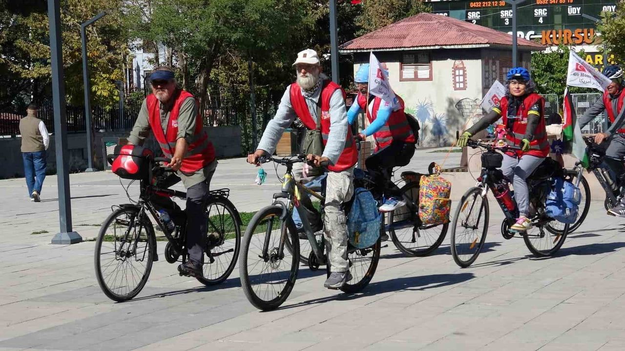 Pedallarla sınırları aşan umut: Minab kervanı Van'da