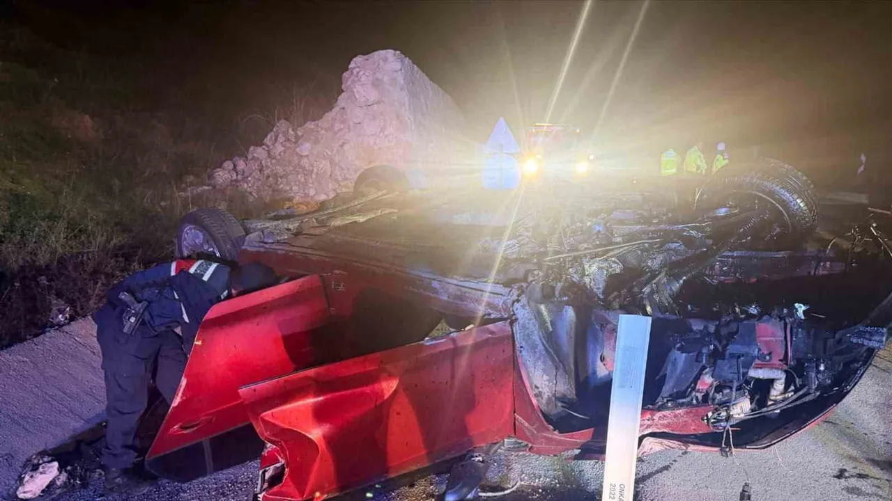 Pelitözü kavşağında refüje çarpan otomobil takla attı: 3 kişi yaralandı