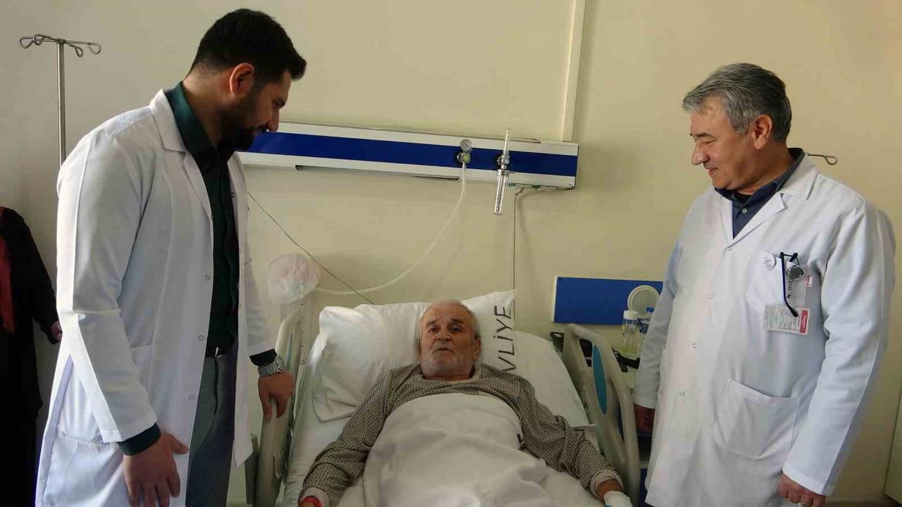 Pelvik böbreği olan hastada radikal sistektomiyle böbrek fonksiyonları korunarak Türkiye'de ilk vaka