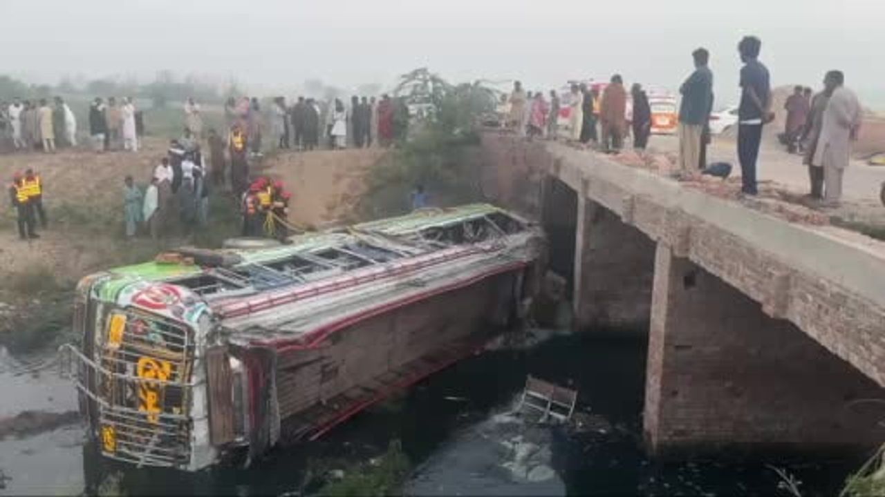 Pencap'ta Hafizabad civarında yolcu otobüsü şarampole yuvarlandı: 5 ölü, 27 yaralı