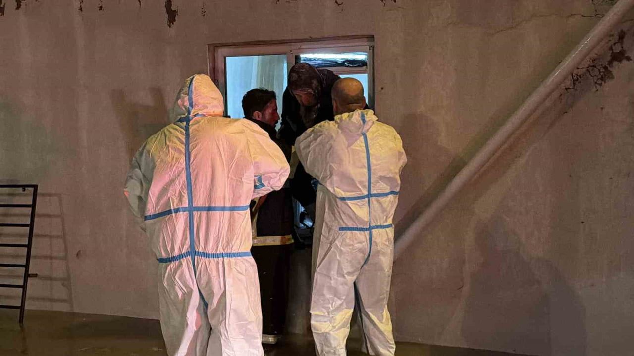 Pencere korkulukları sökülerek kurtarılan iki yaşlı Adıyaman'da güvenliğe taşındı