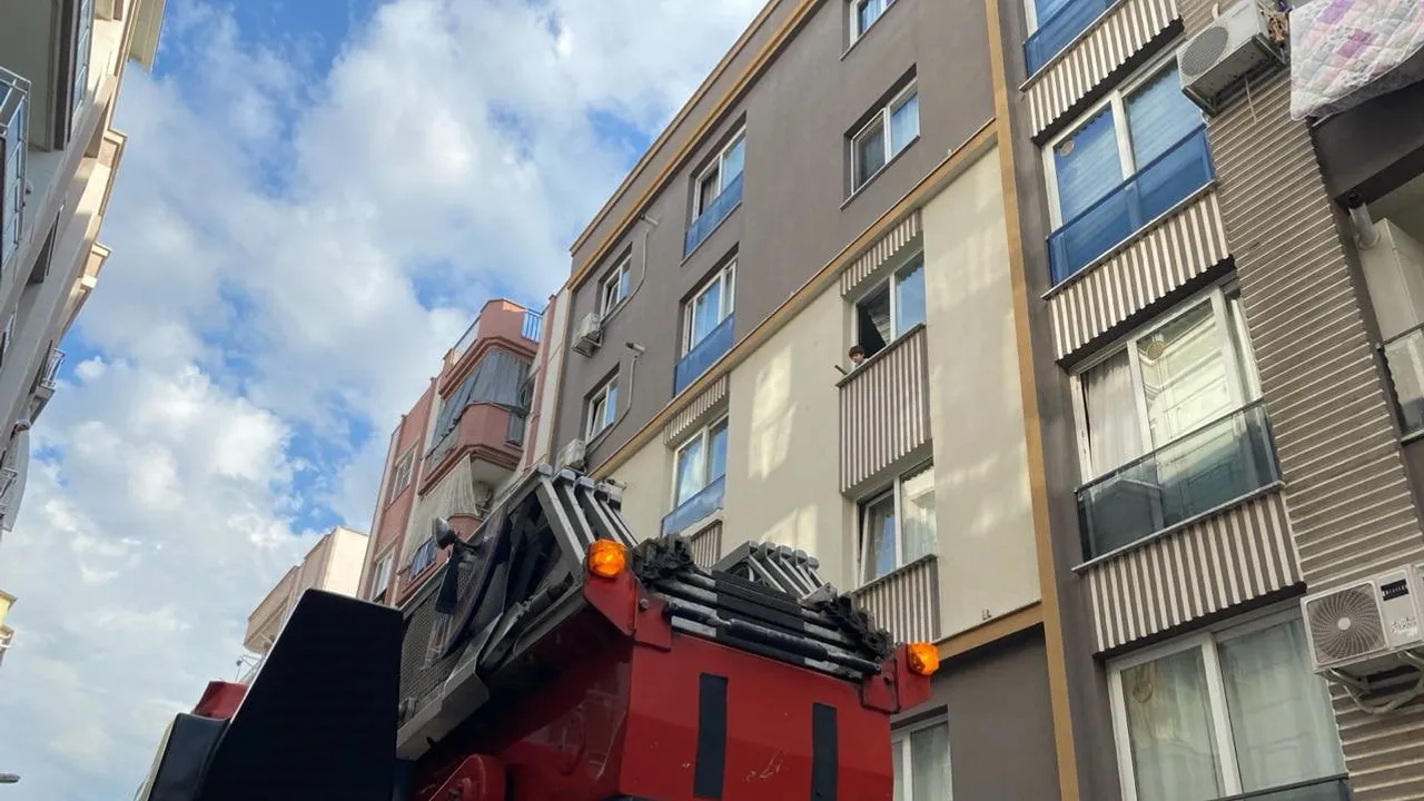 penceredeki çocuk paniği ekiplerin kısa müdahalesiyle sonlandı