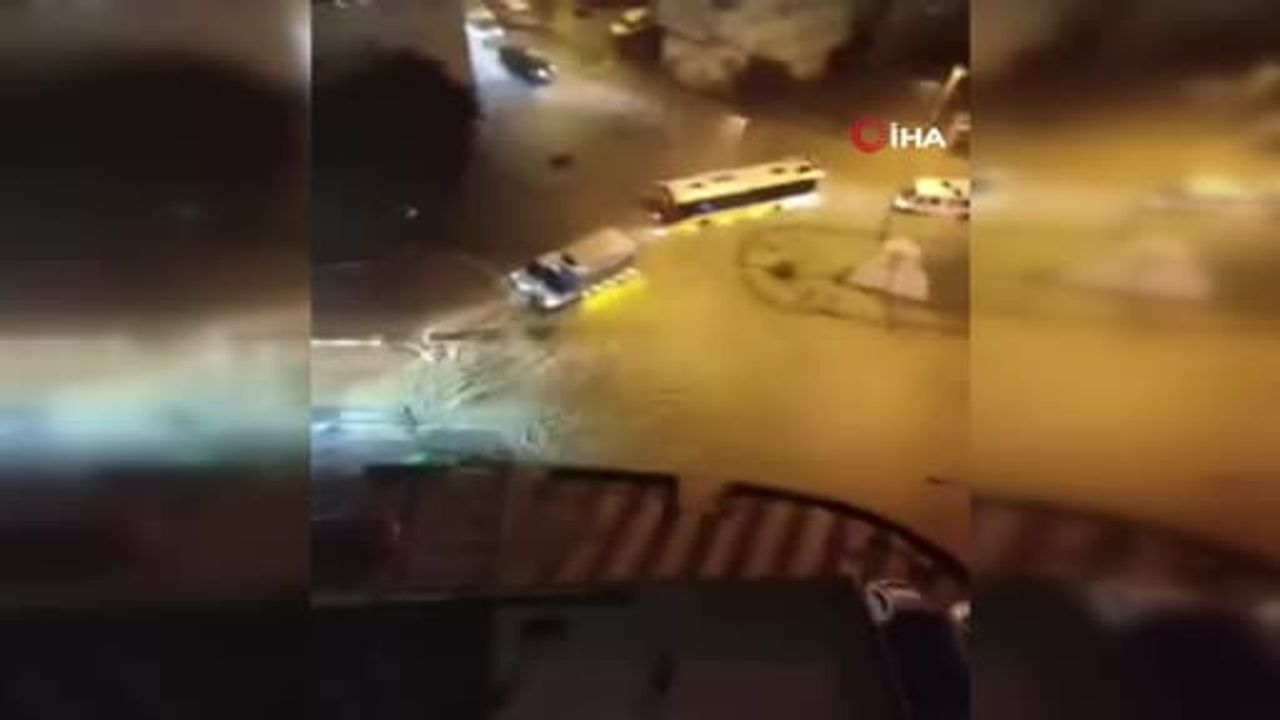 Pendik'te sağanak alt geçidi göle çevirdi, araçta mahsur kalan sürücü çekici bekliyor