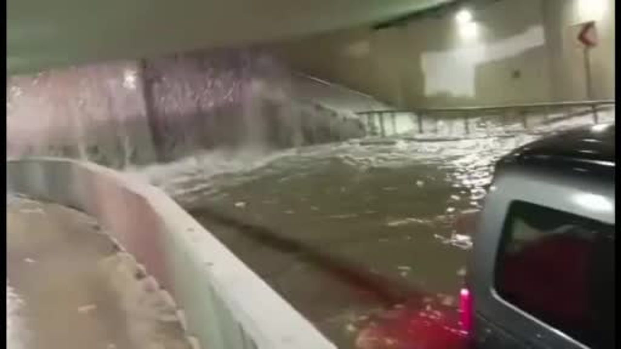 Pendik’te yağış alt geçidini kuşattı, baba ve kızı araçta mahsur kaldı