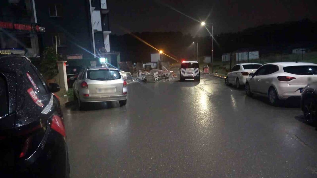 Pendik'te yağış ve bitişik kazı nedeniyle bina tahliye edildi