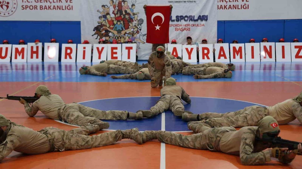 Peribacaları eşliğinde atlı bayrak gösterisi izleyenlere gurur yaşattı