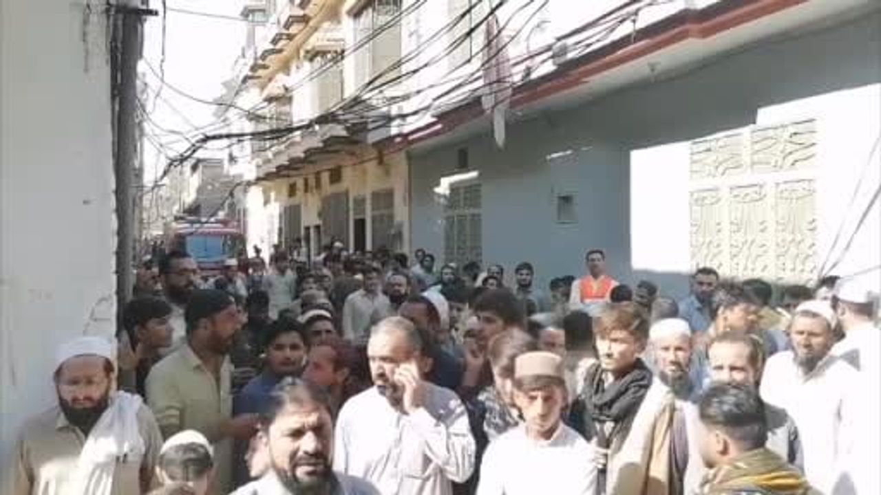 Peşaver'de enkaza dönüşen okul: 28 çocuk ve bir öğretmen yaşamını yitirdi