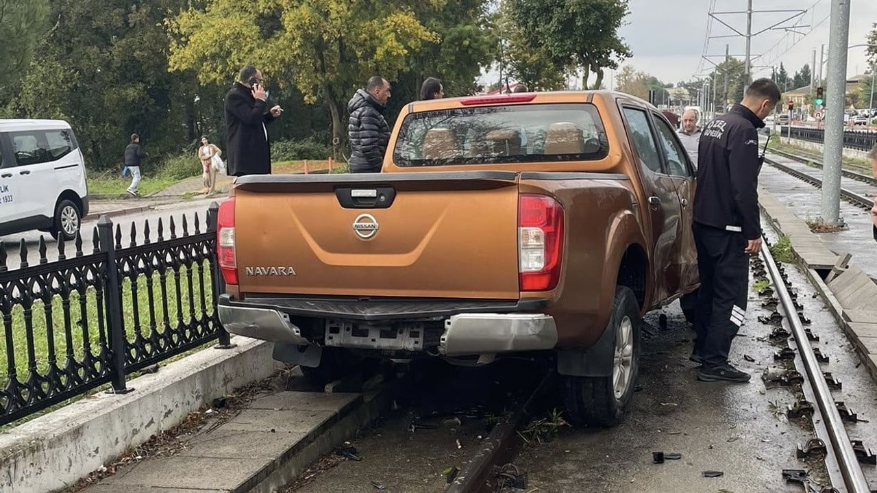 Pikap korkulukları aşarak OMÜ kampüsü yakınında tramvay yoluna girdi