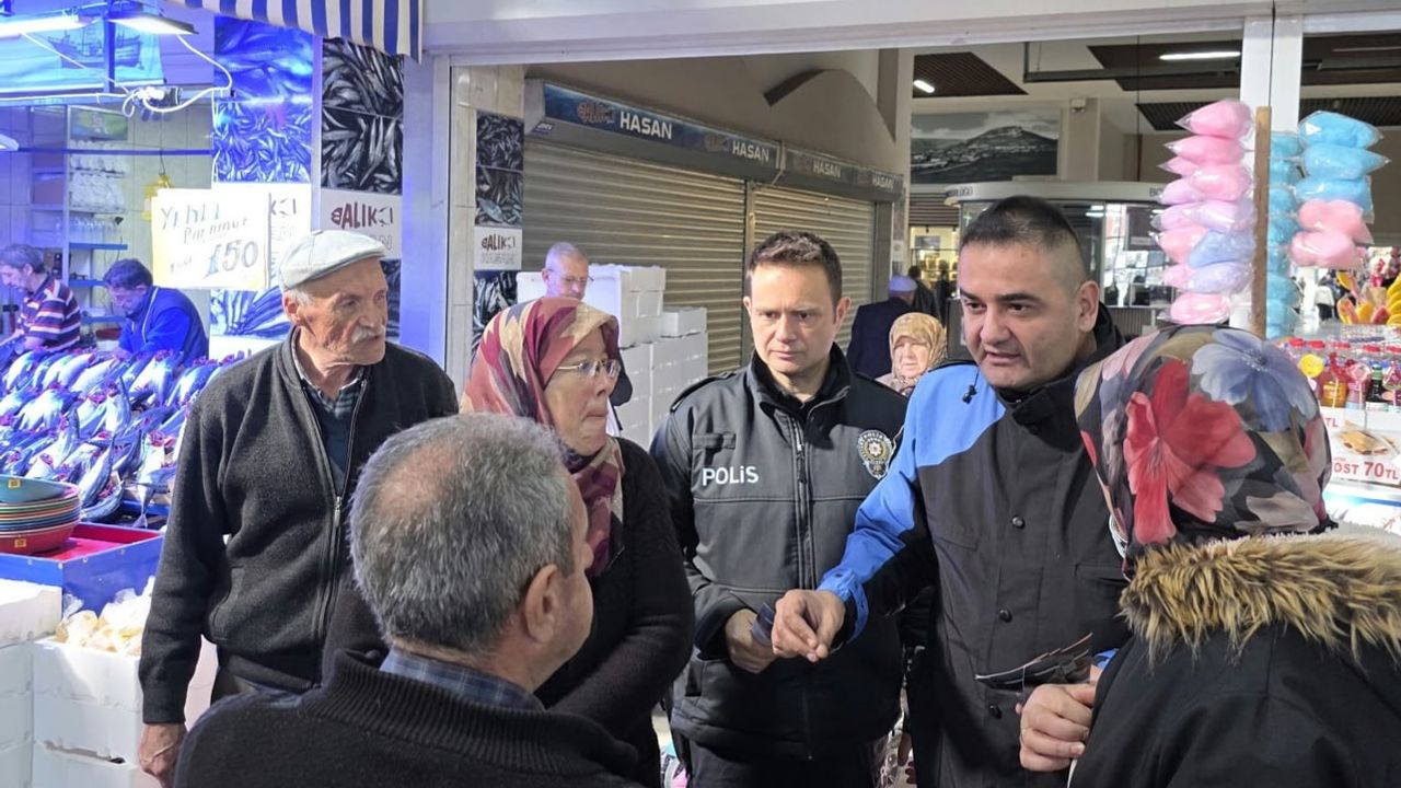 Polis Bozüyük'te kapalı semt pazarında vatandaşları dolandırıcılık ve güvenlik konusunda bilgilendirdi