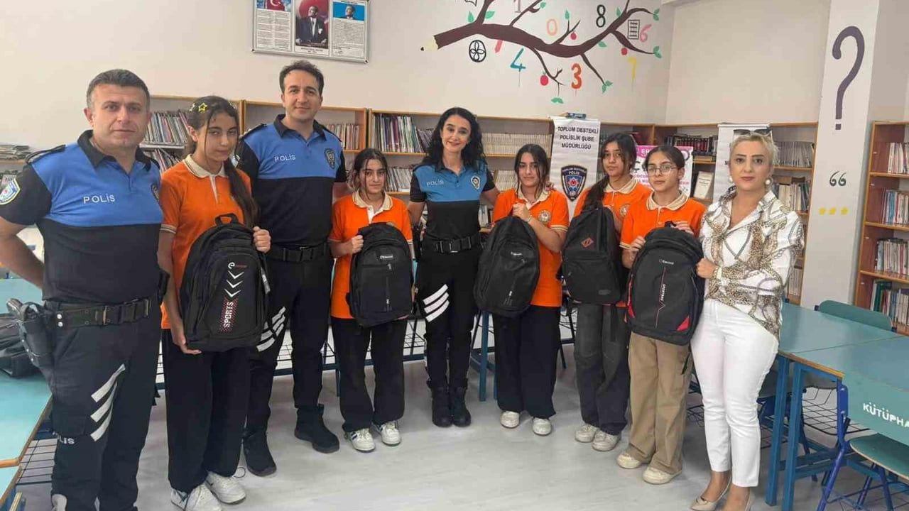 Polisin destek projesi lgs'ye hazırlanan 8. sınıflara set ve çanta verdi