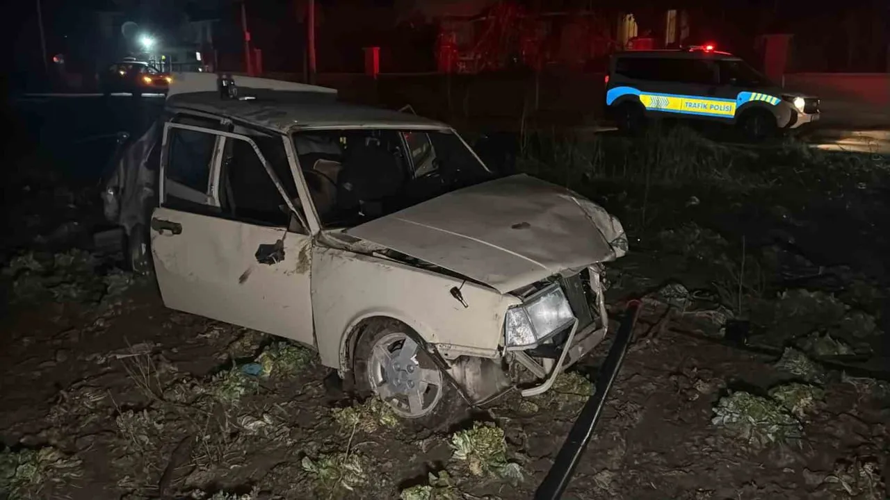 Polisten kaçan araç direğe çarparak tarlaya uçtu: mahalle elektriksiz kaldı