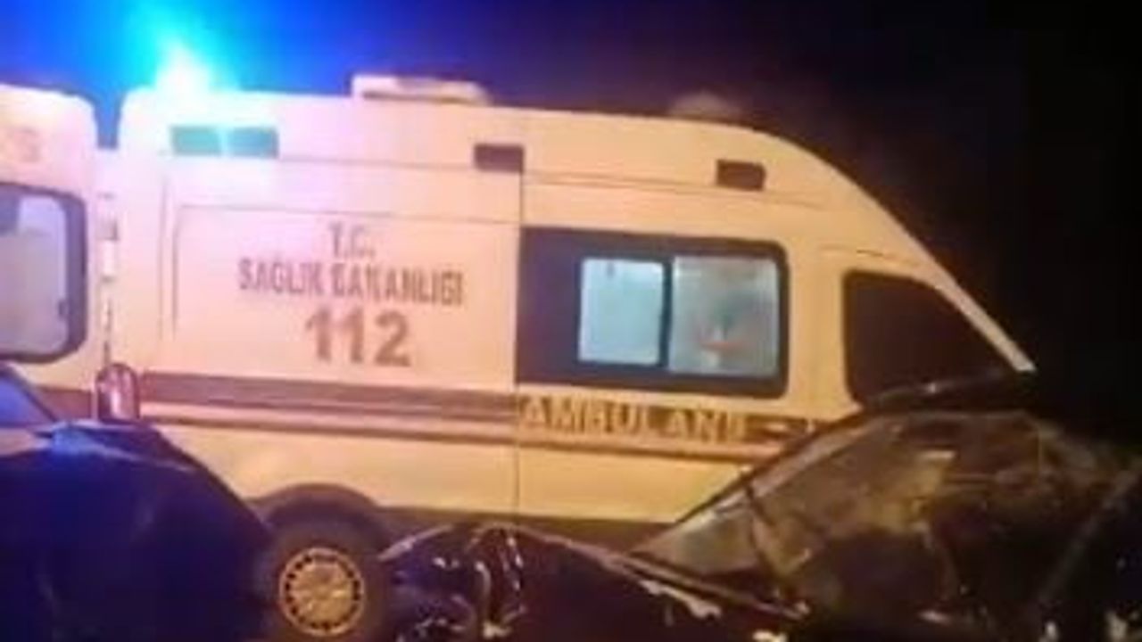 Posof'ta iki araç kafa kafaya çarpıştı, beş kişi yaralandı