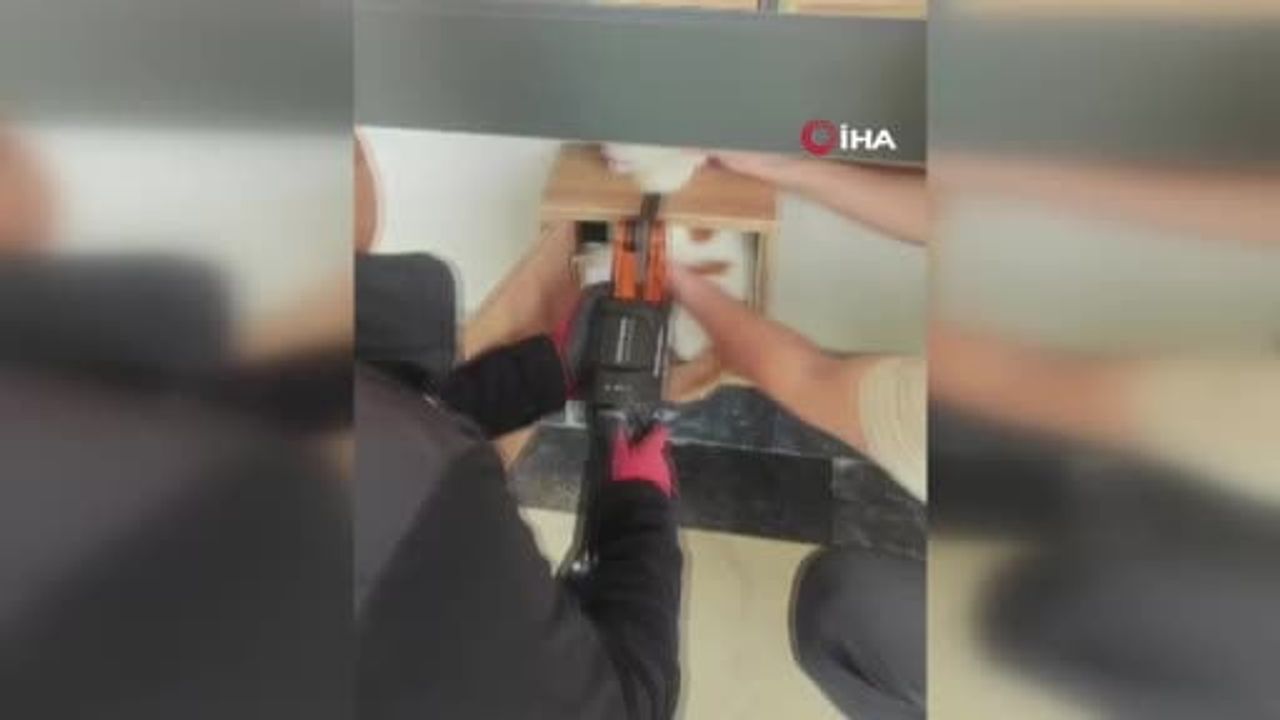 Postadan değil itfaiyeden yardım geldi: Malatya'da posta kutusuna sıkışan kedi kurtarıldı