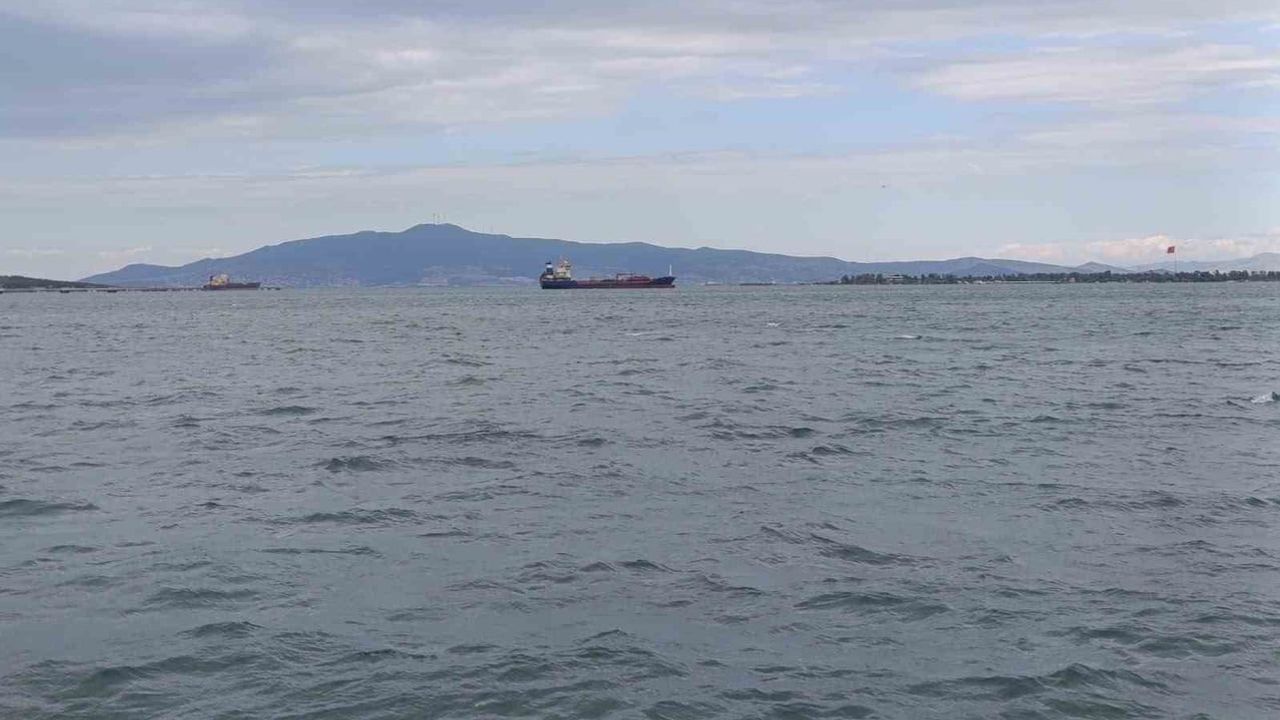 Poyraz fırtınası Aliağa'da küçük ölçekli balıkçılığı limana bağladı