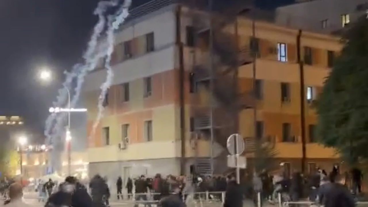 Priştine'de meclis önünde gerginlik: özel mahkeme tasarısı protestoları çatışmaya dönüştü