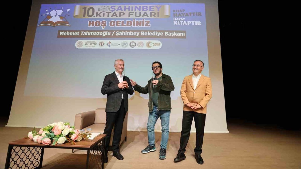 Prof. Dr. Oytun Erbaş sahnede evlilik talebini esprili bir dille Tahmazoğlu'na iletti