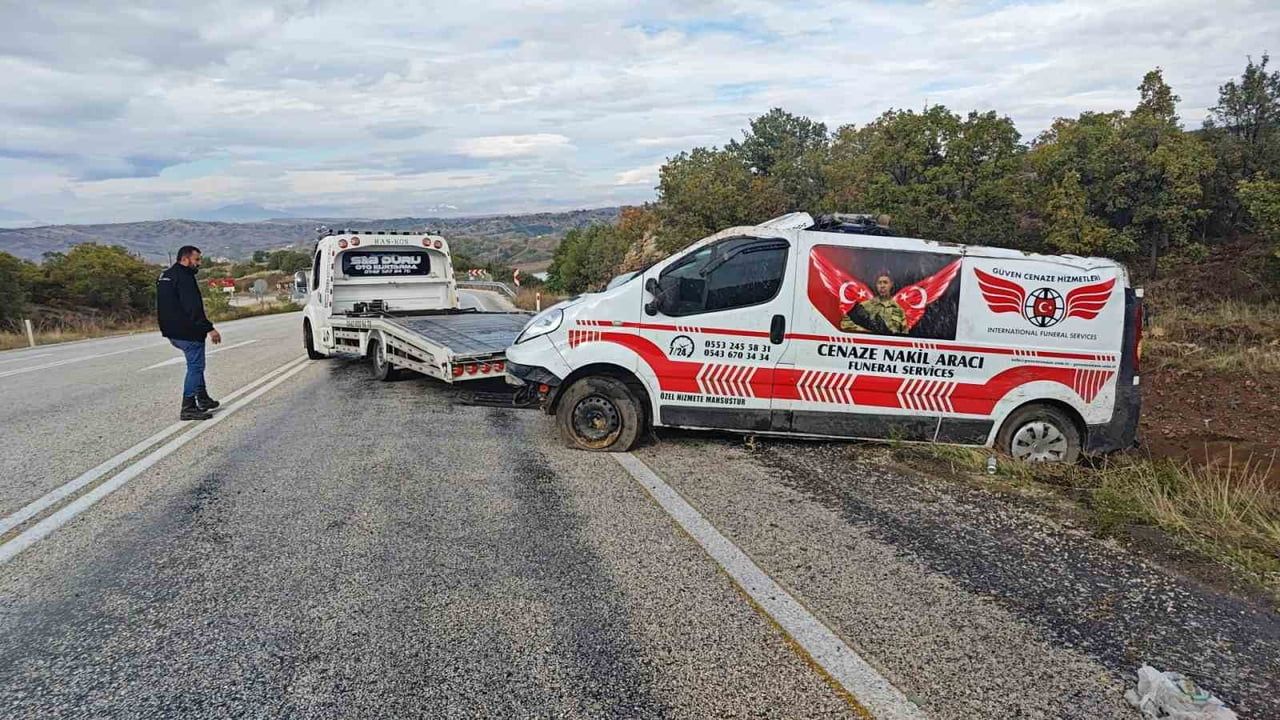 Rampa çıkışında direksiyon hakimiyeti kayboldu: cenaze nakil aracı şarampole devrildi