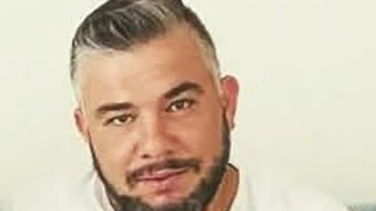 Refüjdeki direğe çarpan Tofaş ikiye ayrıldı, sürücü Kadir Bolat (34) hayatını kaybetti