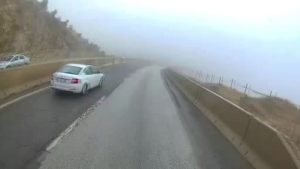 Refüje çarpan otomobil tırı şaşkına çevirdi