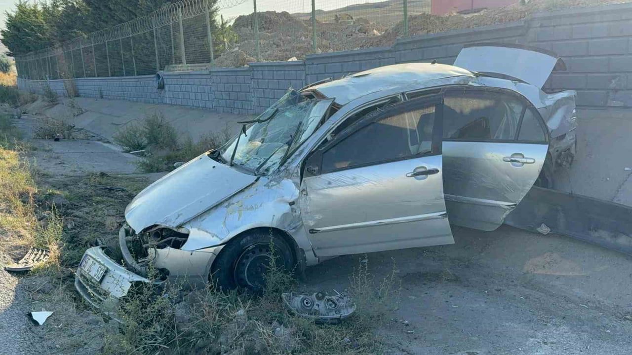 Refüje çarpıp takla atan otomobilde üç kişi yaralandı