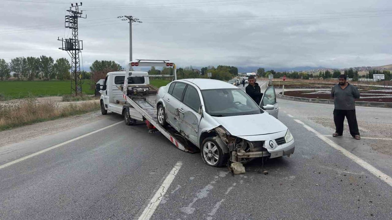 Refüje giren otomobilde sürücü hafif yaralandı