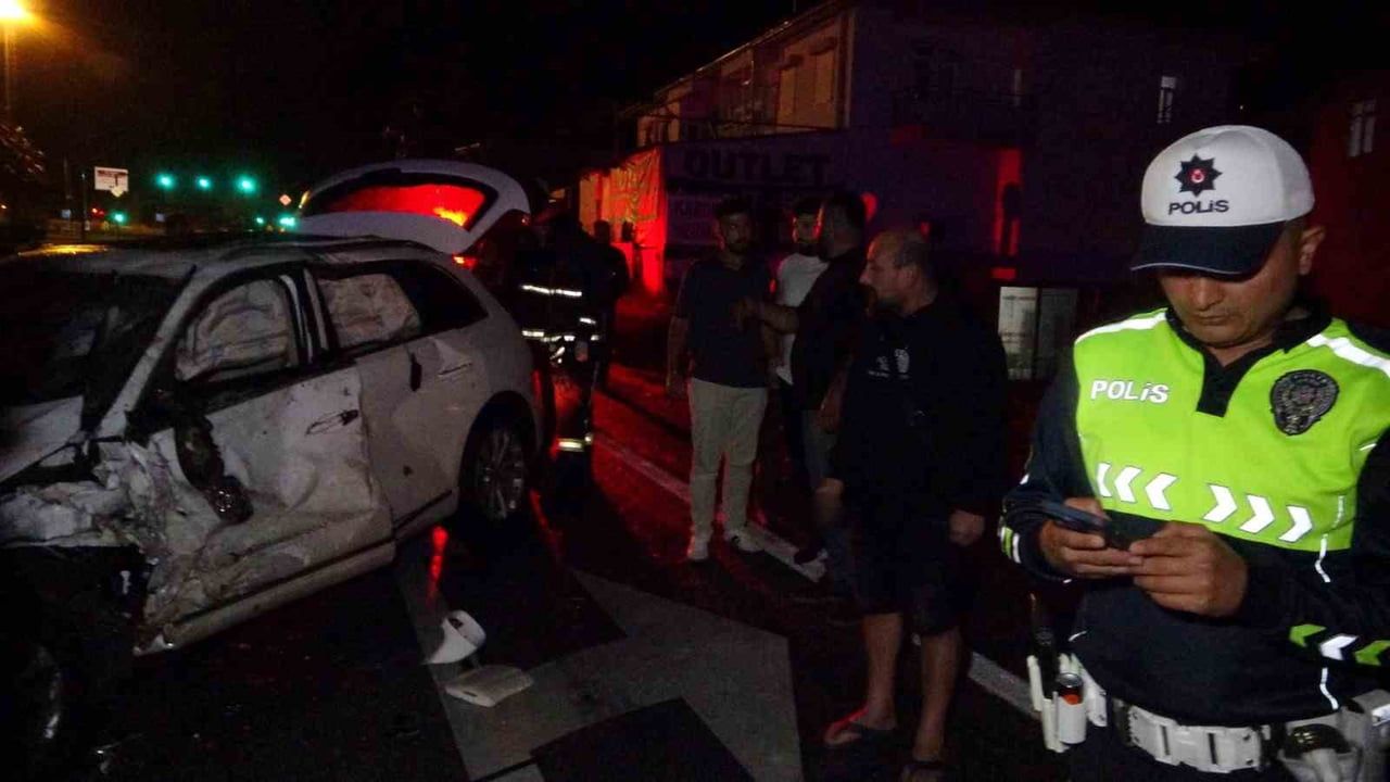 Refüjü aşan kamyon Manavgat'ta iki araca çarptı: 3 yaralı