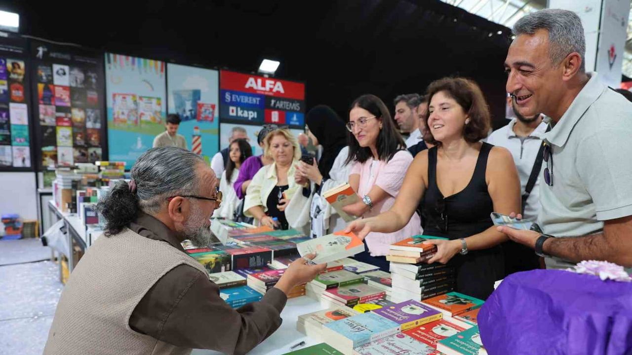 Rekor katılımla sona erdi: 16. Antalya kitap fuarı 1 milyonun üzerinde ziyaretçi ağırladı