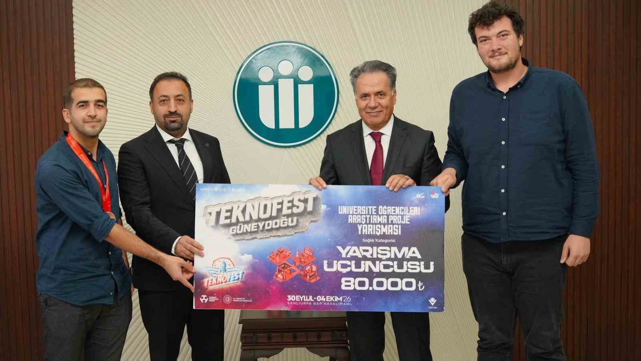 Rektör Akpolat, TÜBİTAK 2242'de dereceye giren öğrencileri makamında tebrik etti