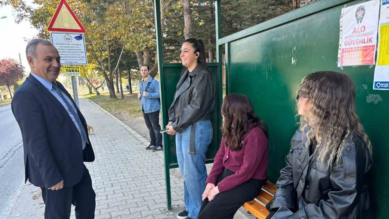 Rektör Altun kampüste çay ve görüş alışverişine zaman ayırdı