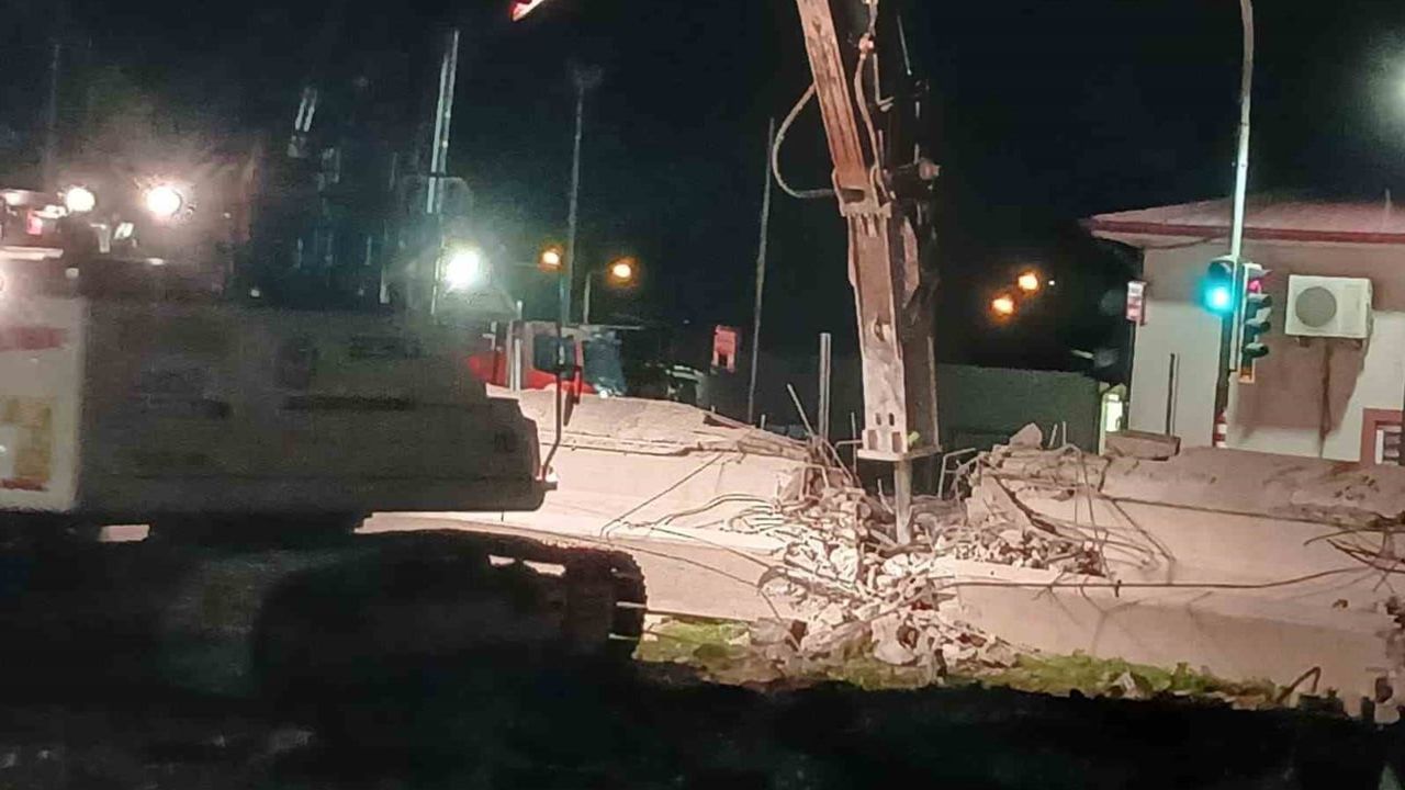 Reşadiye viyadüğü gece gündüz süren sökümle kaldırılıyor