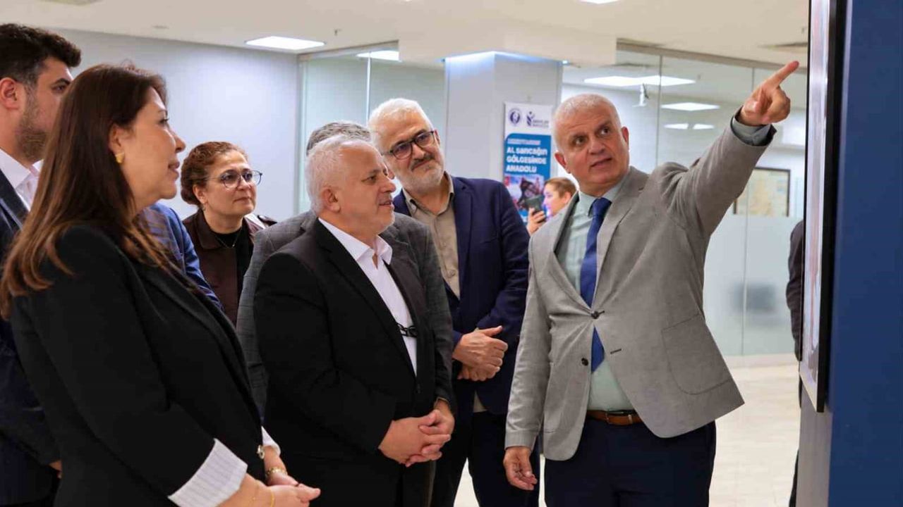 Resul Çelik, Anadolu'nun yedi bölgesinden seçtiği kareleri Esenler'de sergiledi