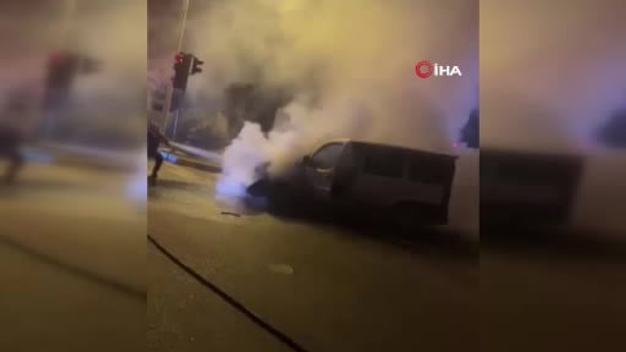 Reyhanlı'da seyir halindeki Fiat Doblo'nun motoru alev aldı, araç kullanılamaz hale geldi