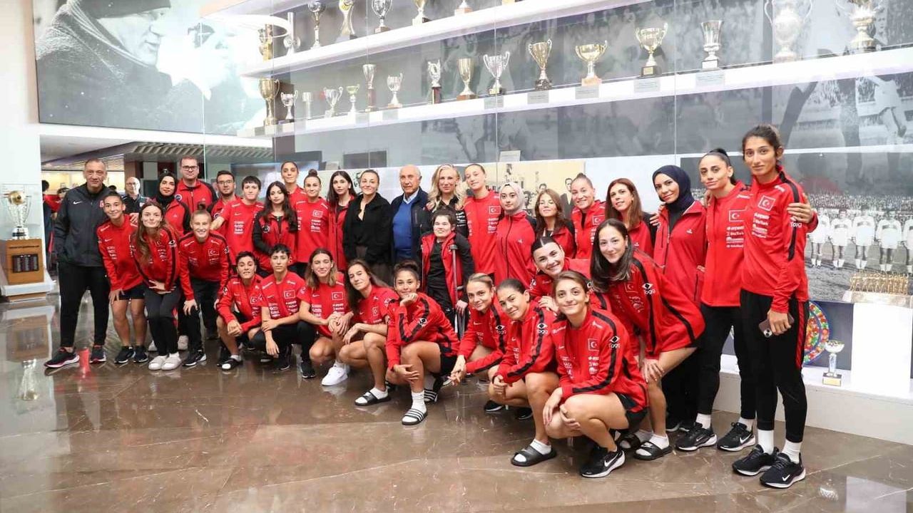 Riva'da buluşma: Fethi Demircan ve Didem Karagenç milli kadın kampını ziyaret etti