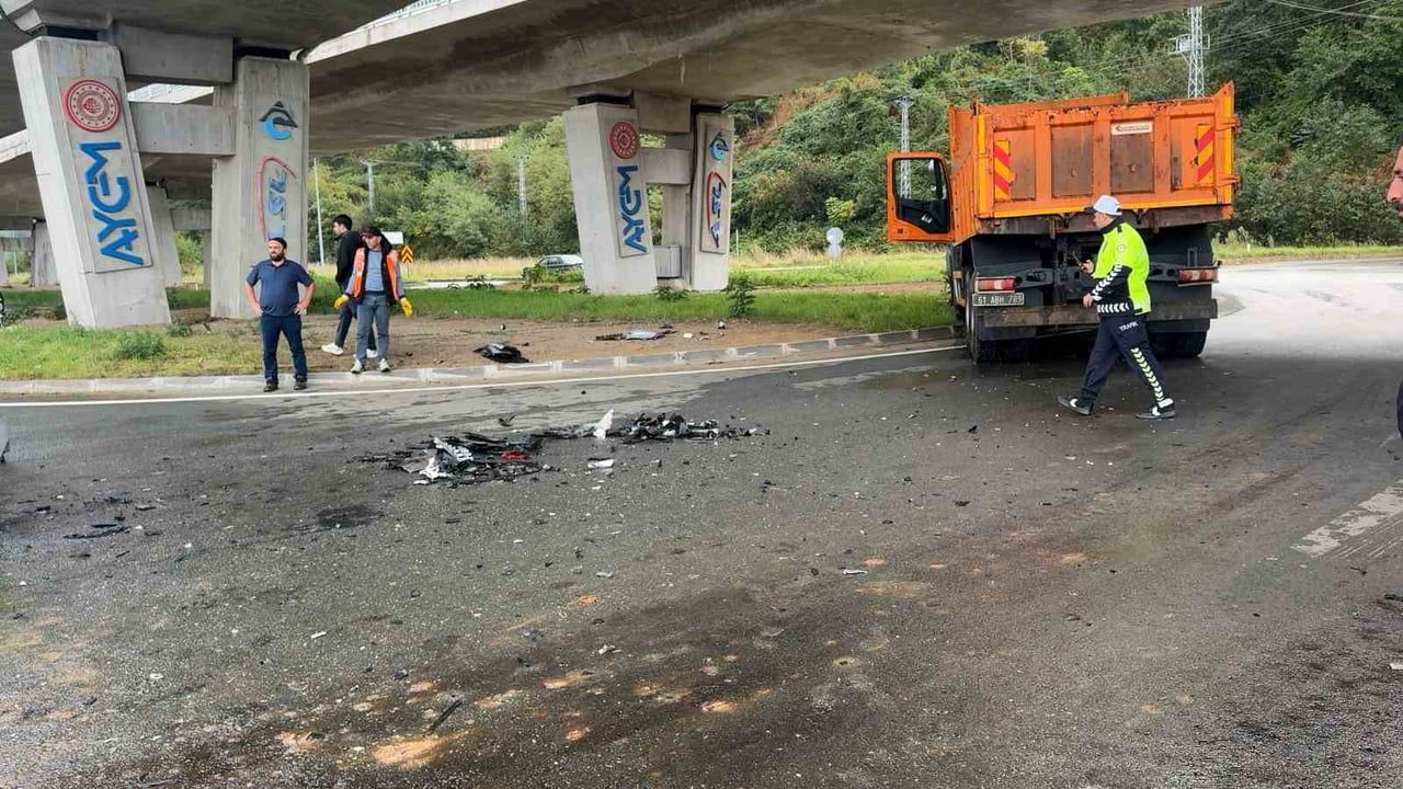 Rize'de kavşakta meydana gelen kafa kafaya çarpışmada baba ve kızı yaralandı