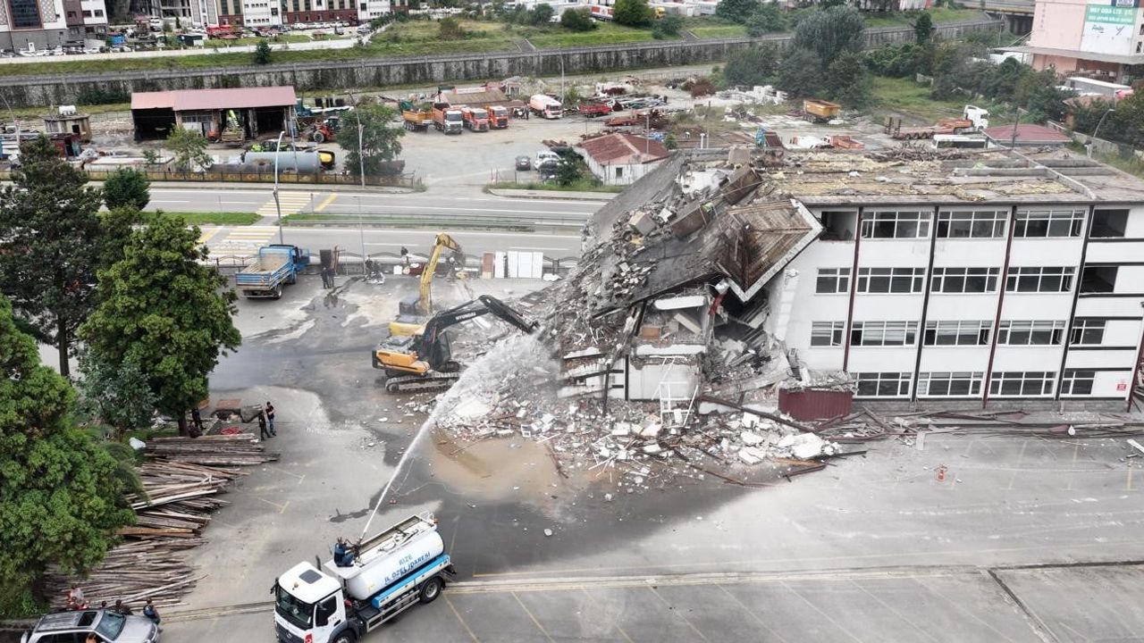 Rize İl Özel İdaresi yerleşkesinde 50 yıllık binaların kontrollü yıkımı başladı
