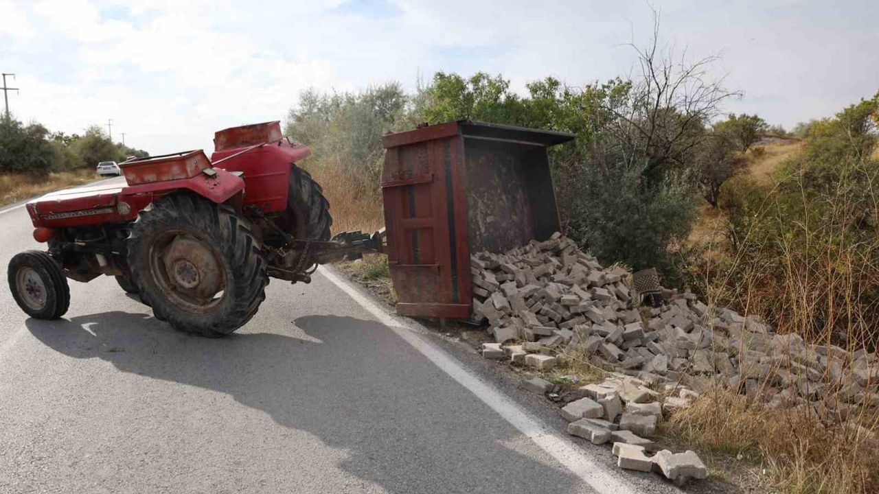 Römork devrildi: Nevşehir'de rampayı aşamayan traktör üç kişiyi yaraladı