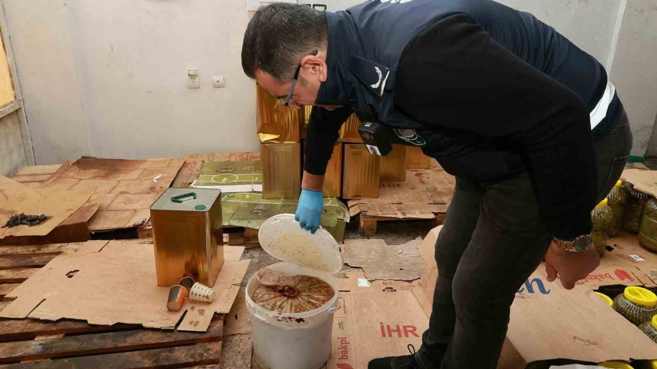 Ruhsatsız depoda küflenen 6,5 ton gıda imha edildi
