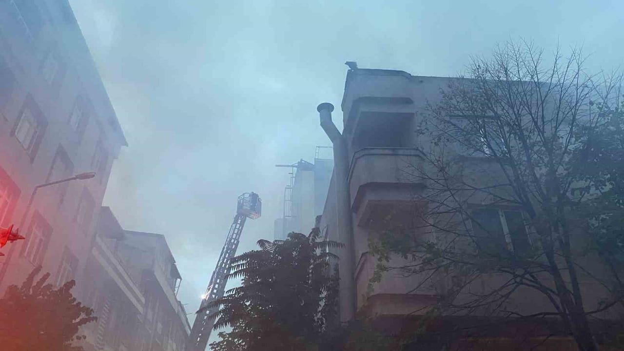 Rüzgarın etkisiyle büyüdü: Küçükçekmece'de çatıda başlayan yangın bitişiğe sıçradı