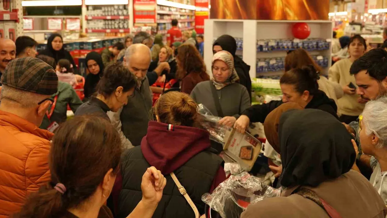 Sabah karanlığında kuyruklar uzadı: Ataşehir'de market açılışı yoğun ilgi çekti