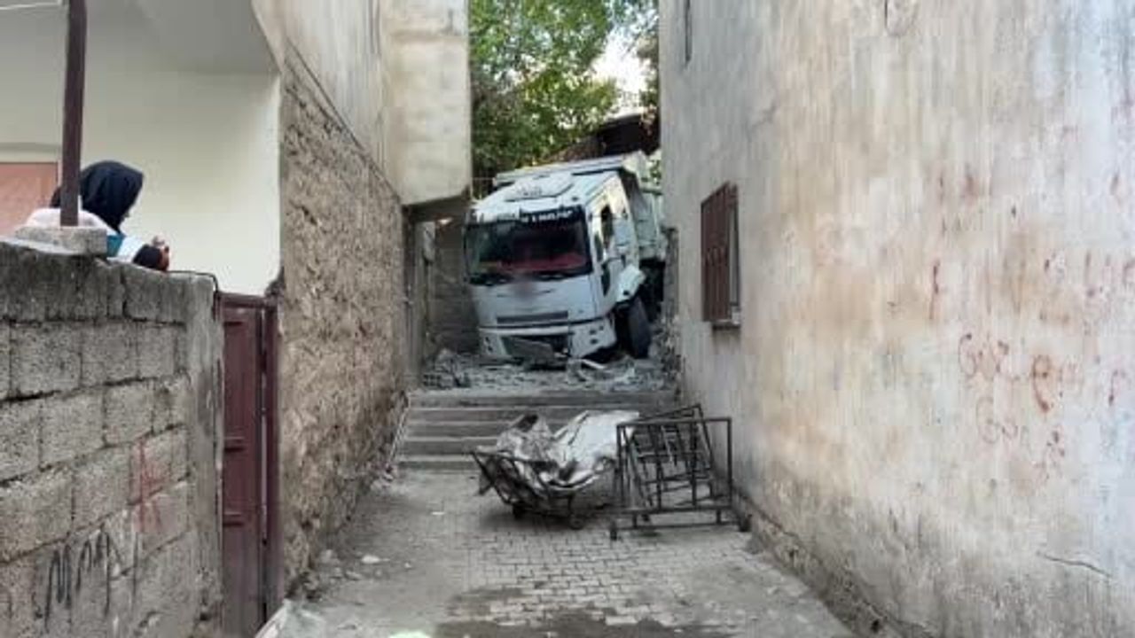 Sabah saatlerinde Çermik'te fren arızası mahallede hasara yol açtı