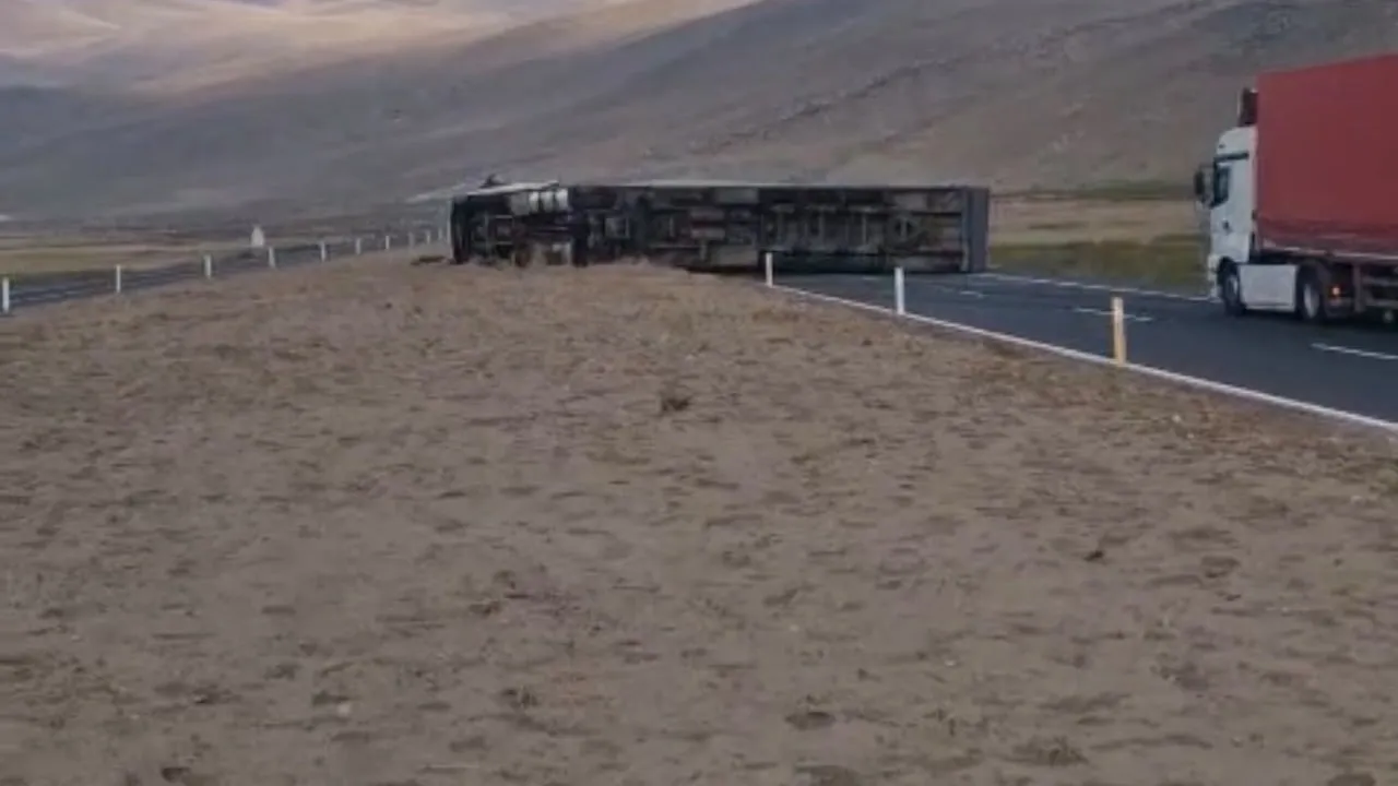 Sabah saatlerinde devrilen tır Iğdır-Doğubayazıt yolunda ulaşımı durdurdu