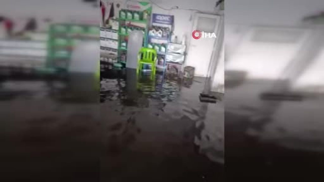 Sabah sağanağı dükkanları su altında bıraktı: Yenişehir'de esnaf tahliyeye başladı