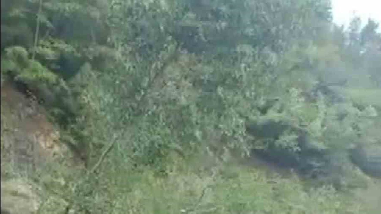 Sabah yağışı hayatı etkiledi: Kocadüz yayla yolunda toprak kayması ulaşıma kapattı