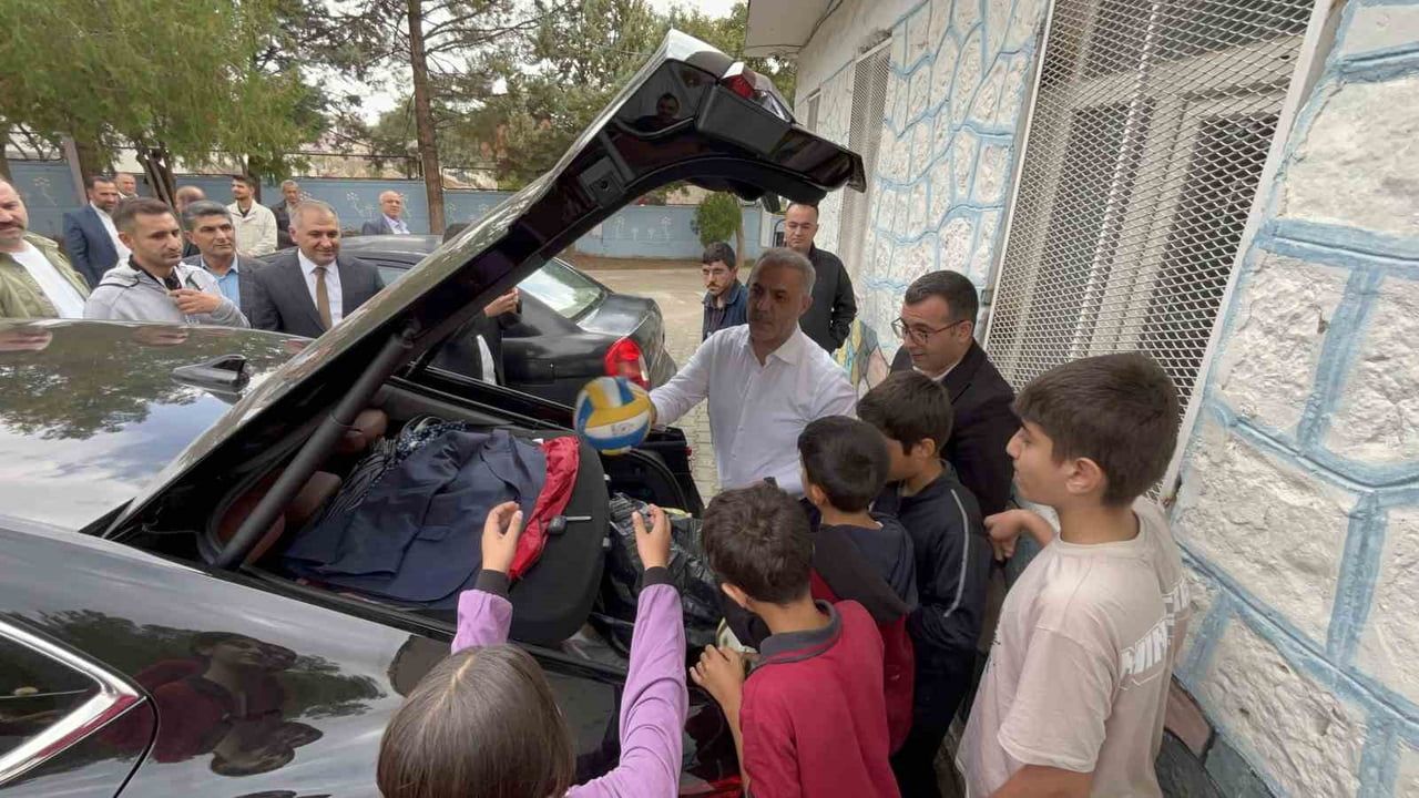 Sabahın ilk dersinde köy okulu şenlendi: başkandan spor desteği