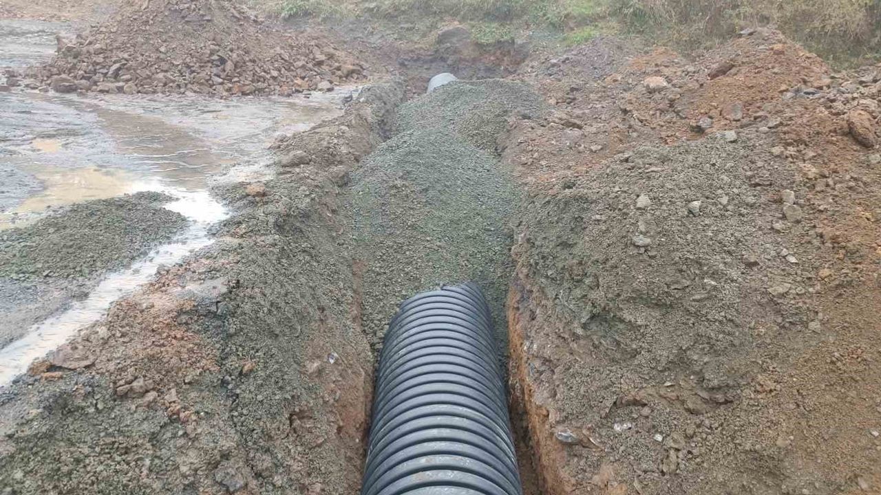 Saçmalıpınar'da koruge borularla yol güvenliği artırıldı