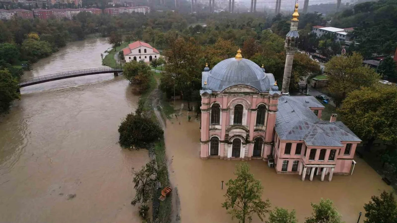 Sadabad bahçesi ve camii taşkında suyla kaplandı