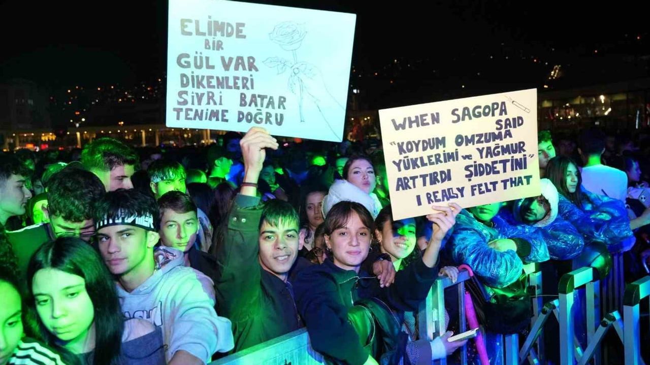 Sağanak altında cumhuriyet coşkusu: Sagopa Kajmer İzmit'te hayranlarla buluştu