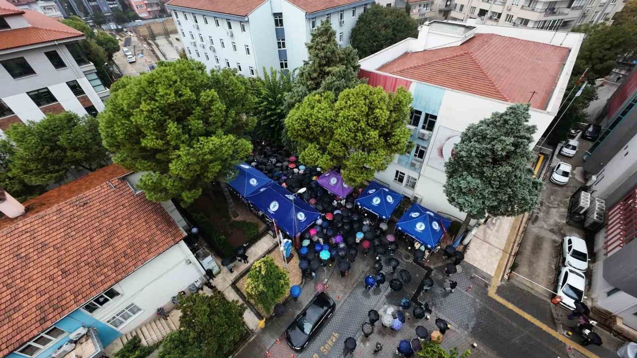 Sağanak altında destek nöbeti: Merkezefendi halkı Şeniz Doğan için belediye önünde toplandı