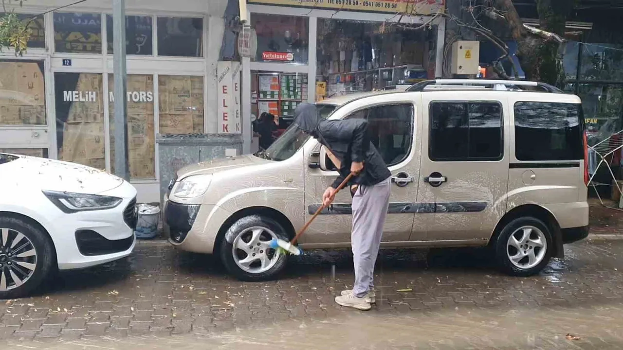 Sağanak altında köpüklü temizlik: Palu'da sürücünün pratik çözümü